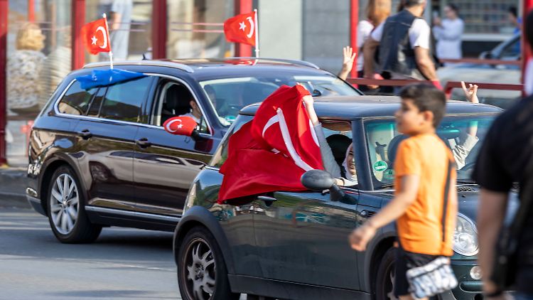 In Duisburg feierten Hunderte Erdogan-Anhänger auf den Straßen.