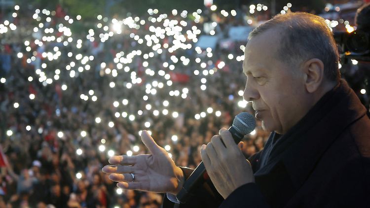 "Wir werden das Land in den kommenden fünf Jahren regieren", rief Erdogan seinen Anhängern bereits vor Auszählung aller Stimmen in Ankara zu. 
