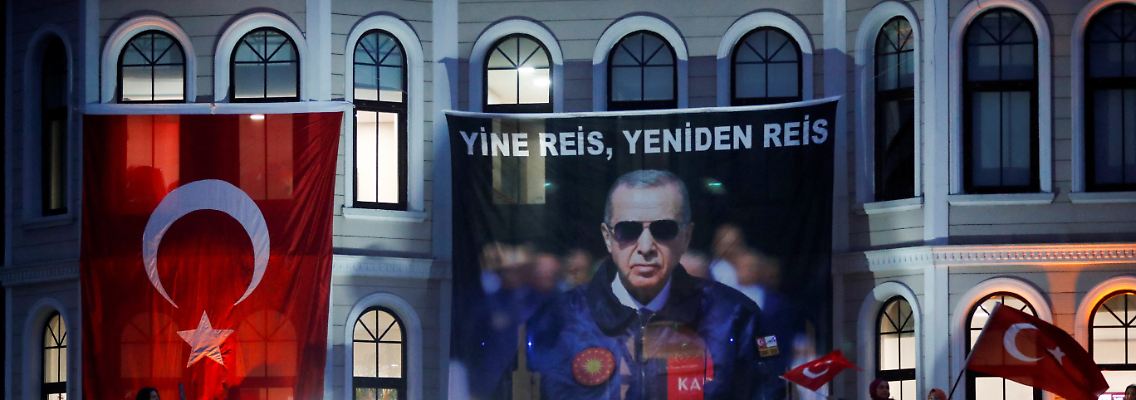 2023-05-28T181317Z_1656006930_RC2T71AB9KG8_RTRMADP_3_TURKEY-ELECTION.JPG