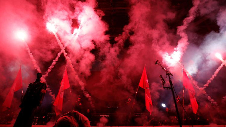 Martialische "The Wall"-Bühnenshow beim Konzert in Mannheim.