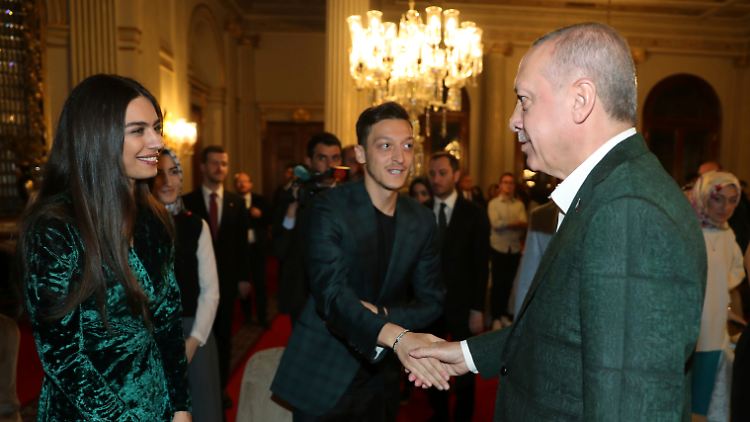Özil und seine Frau 2019 zum Empfang beim türkischen Präsidenten. 