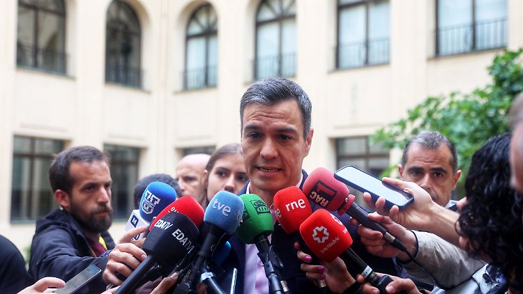 "Nicht das, was wir uns erhofft haben": Spaniens Ministerpräsident Sanchez nach der Stimmabgabe in Madrid. 