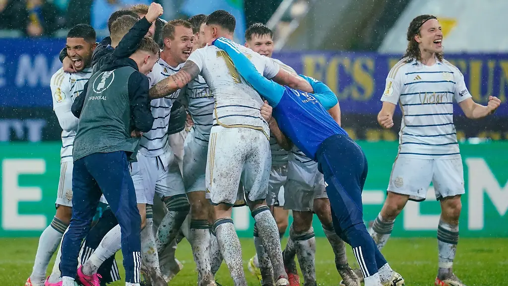 Die-Spieler-von-Saarbruecken-feiern-ihren-Sieg