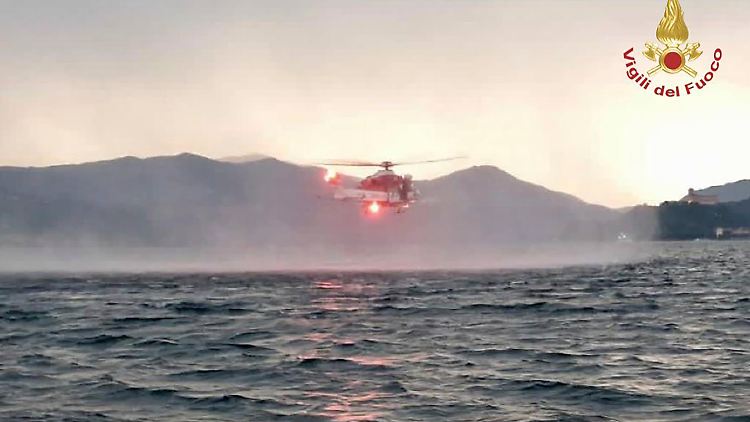 Mit Rettungshubschraubern wird am Lago Maggiore nach den vermissten Personen gesucht.