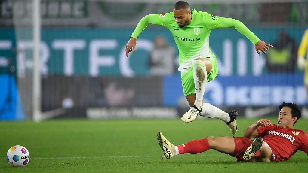 Wolfsburgs-Lukas-Nmecha-l-spielt-gegen-Stuttgarts-Wooyeong-Jeong