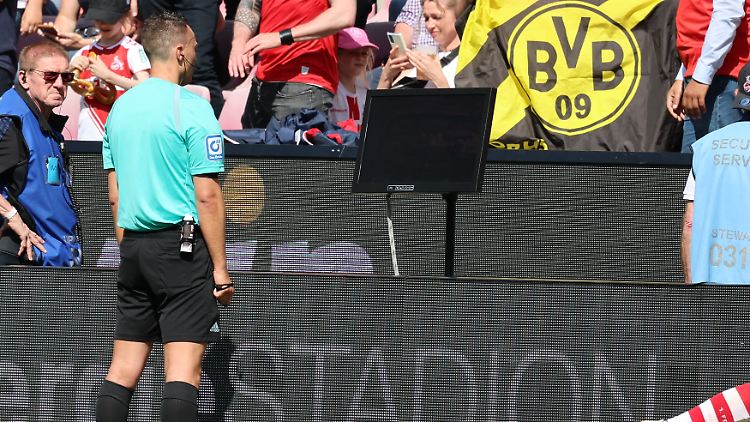 Sven Jablonski traf - unterstützt vom VAR - eine wichtige Entscheidung richtig.
