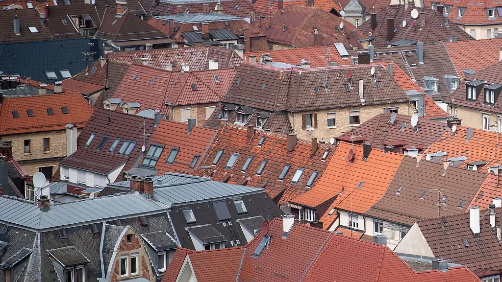 Hausdaecher-sind-in-einem-Innenstadtbezirk-von-Stuttgart-zu-sehen