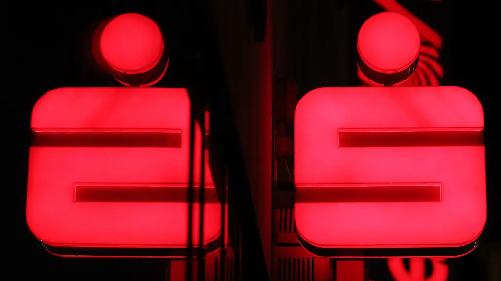 Ein-Sparkassenlogo-spiegelt-sich-in-einer-Schaufensterscheibe