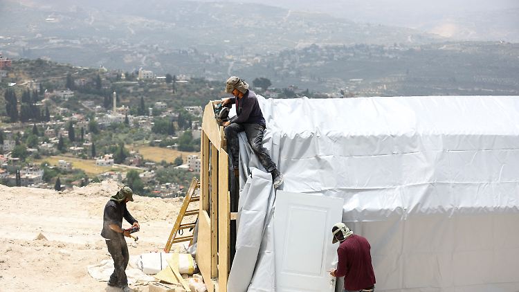 Israelische Siedler bauen an der neu eingeweihten Religionsschule in Chomesch. 