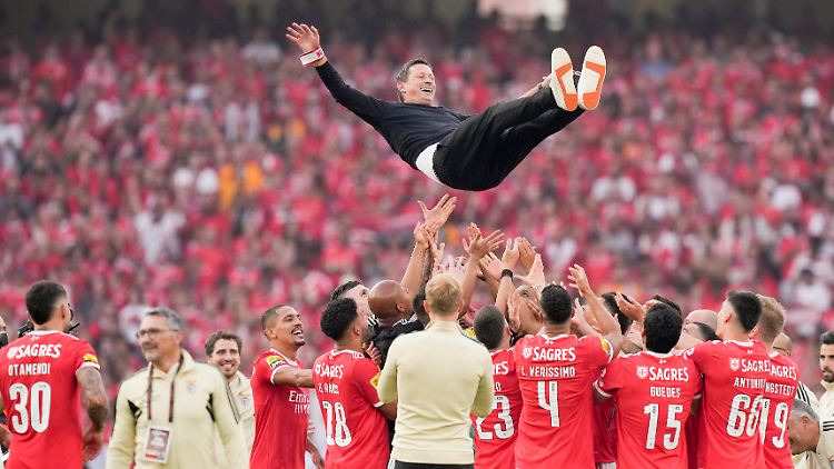 Roger Schmidt kann alles, sogar fliegen.