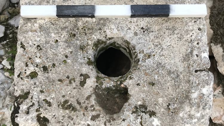 Das Klo aus dem Haus von Ahiel, das in der Altstadt von Jerusalem ausgegraben wurde. Das aus sieben Zimmern bestehende Wohnhaus beherbergte zu jener Zeit eine Familie der Oberschicht.