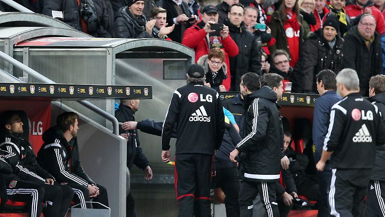Die Kontroverse beim Spiel gegen Dortmund wurde zum Problem für Roger Schmidt (3.v.r).