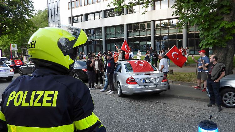 Dieses Bild enstandt in Hamburg, wo Erdogan-Anhänger vor dem türkischen Konsulat feierten.