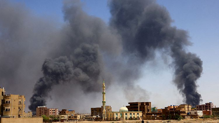 Rauch steigt nach Gefechten über der sudanesischen Hauptstadt Khartum auf. 