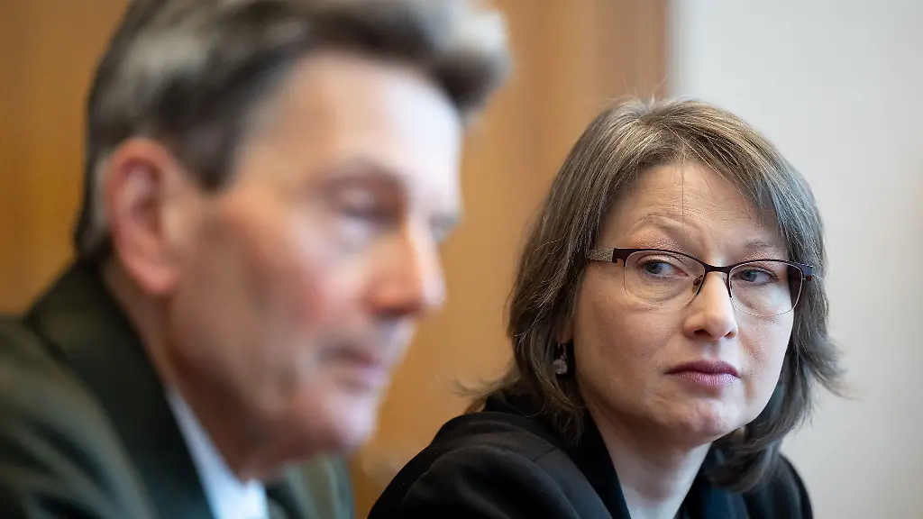 Rolf-Muetzenich-l-und-Katja-Paehle-Vorsitzende-der-SPD-Landtagsfraktion-in-Sachsen-Anhalt-informieren-auf-einer-Pressekonferenz