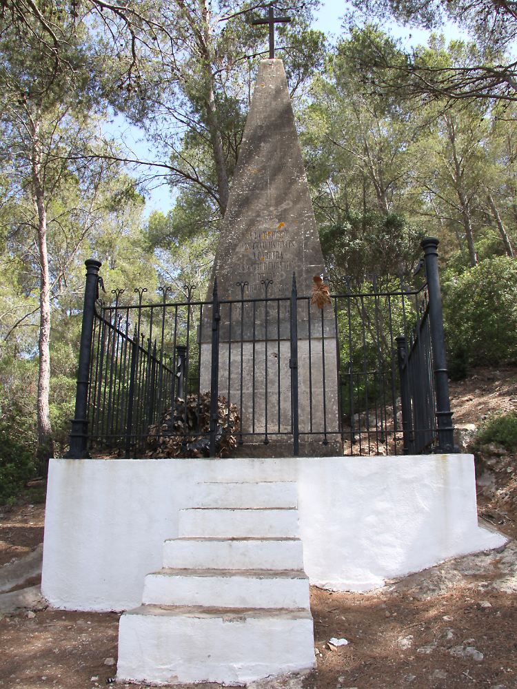 Ein Denkmal erinnert auf Cabrera an gestorbene französische Kriegsgefangene.