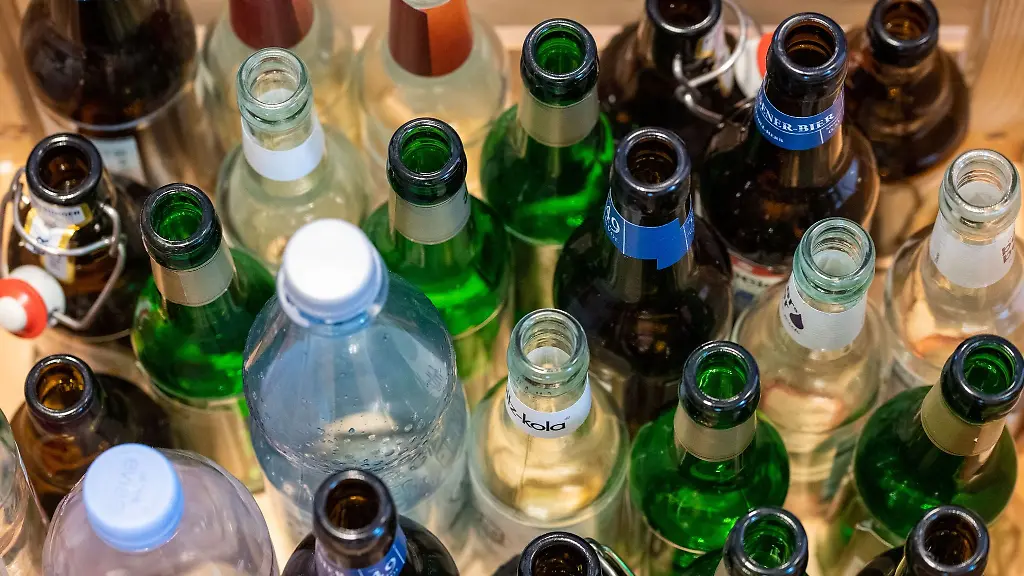 Verschiedene-Pfandflaschen-stehen-in-einer-Kiste