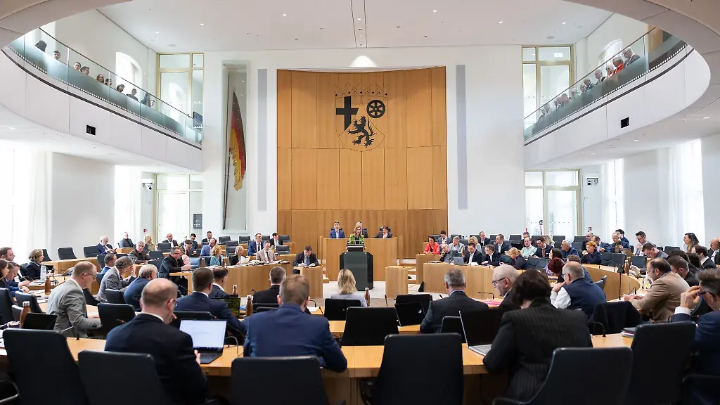 Sabine-Baetzing-Lichtenthaeler-M-Vorsitzende-der-SPD-Landtagsfraktion-spricht-waehrend-der-Sitzung-des-Landtags-von-Rheinland-Pfalz