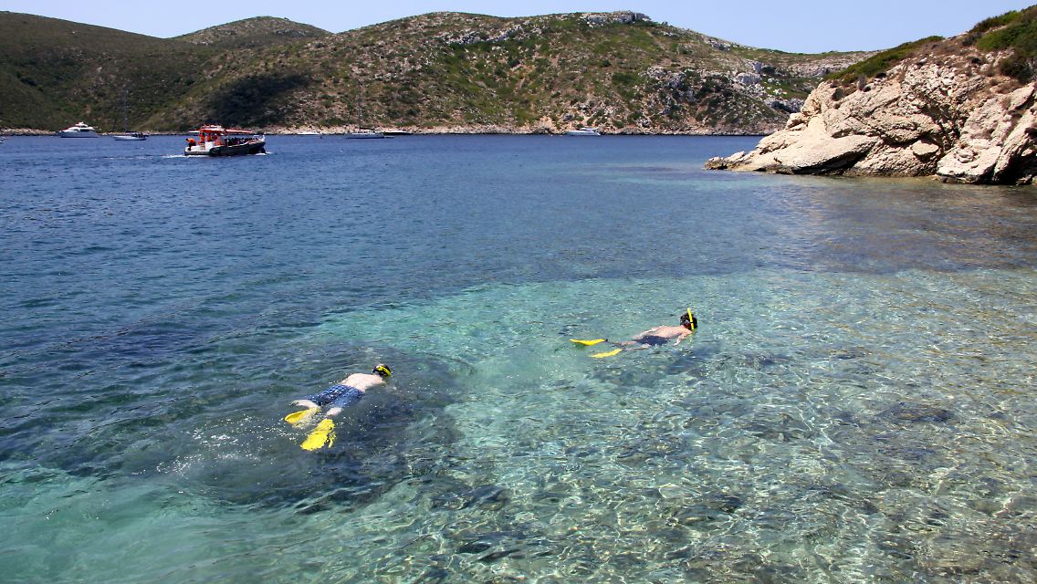 Im klaren Wasser haben Taucher Sichtweiten von bis zu 50 Metern. Aber auch beim Schnorcheln lässt sich Cabreras streng geschützte Unterwasserwelt gut beobachten.