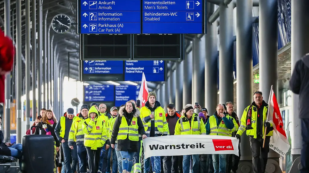Beschaeftigte-der-Mitteldeutschen-Flughafen-AG-gehen-waehrend-eines-Warnstreiks-durch-den-Flughafen-Leipzig-Halle