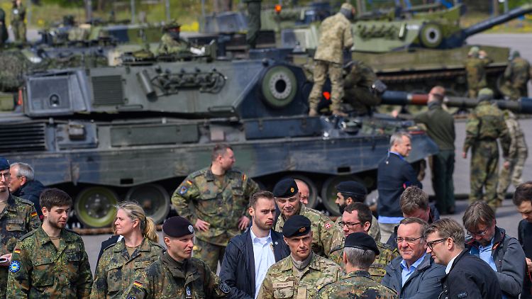 Verteidigungsminister Boris Pistorius (4.v.r) und sein dänischer Amtskollege Troels Lund Poulsen (3.v.r) sprechen mit Bundeswehrsoldaten. 