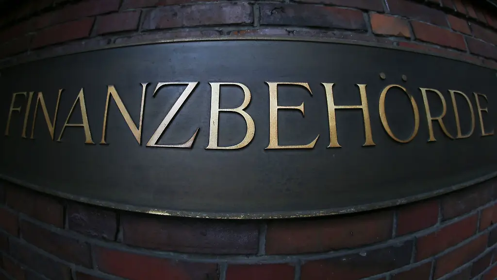 Ein-Schild-mit-der-Aufschrift-Finanzbehoerde-haengt-in-Hamburg-am-Finanzamt