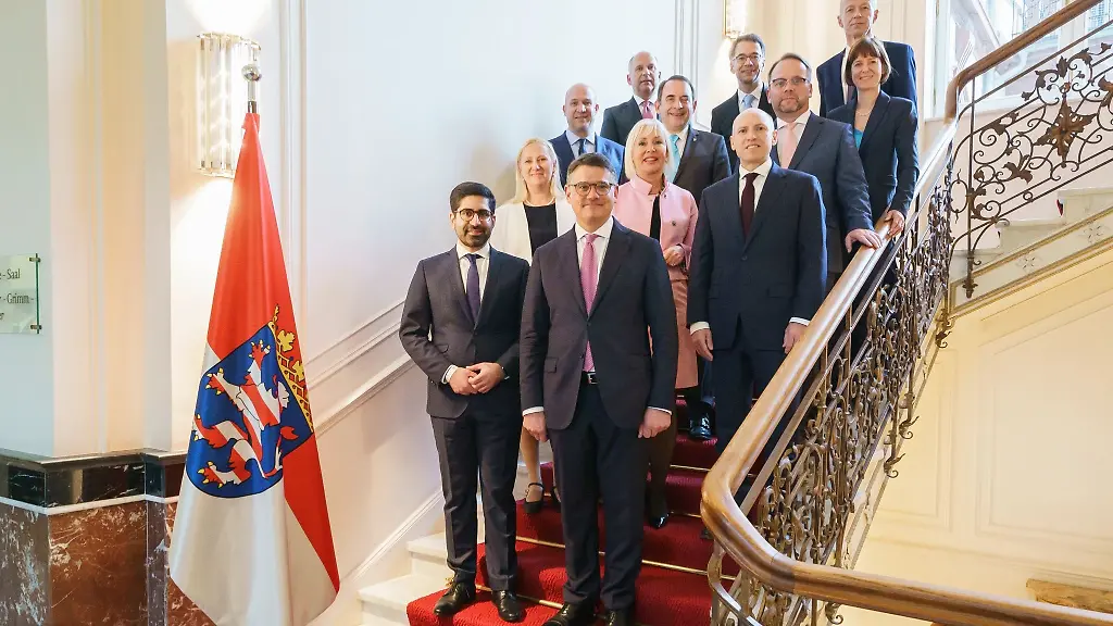 Das-neue-Kabinetts-unter-Boris-Rhein-v-r-CDU-Ministerpraesident-von-Hessen-steht-fuer-ein-Gruppenfoto-in-der-Staatskanzlei-auf-einer-Treppe