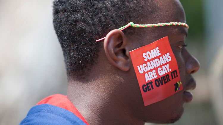 "Einige Ugander sind schwul. Kommt damit klar!" Foto von 2014 aus der Stadt Entebbe am Victoriasee.