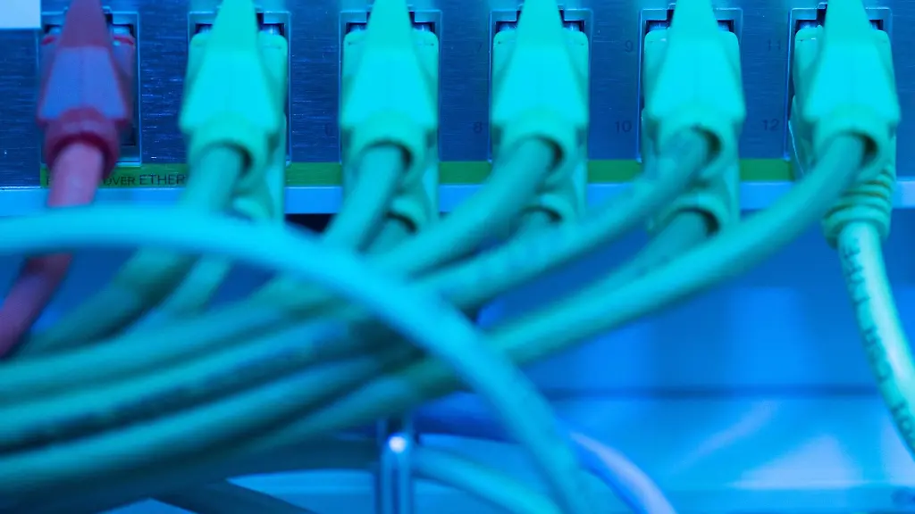 Netzwerkkabel-in-einem-Serverraum