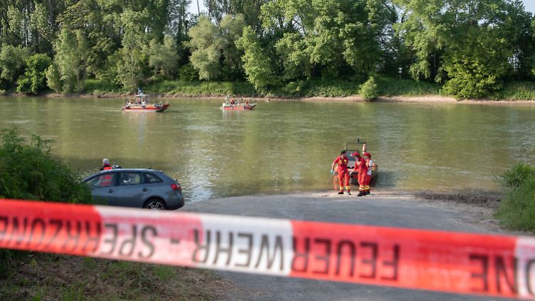 Die Rettungskräfte konnten den kleinen Jungen nach einer Stunde aus dem Wasser bergen. Die Bergung des Vaters dauerte weitere 40 Minuten. 