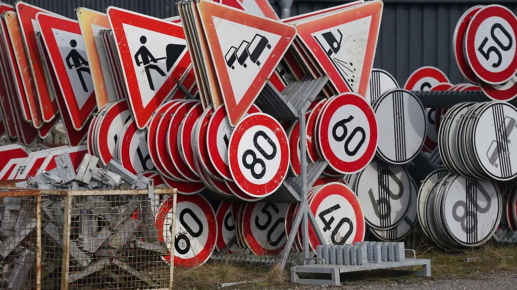 Verschiedene-Verkehrsschilder-stehen-auf-dem-Gelaende-eines-Verkehrstechnikbetriebs