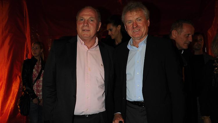 Sepp Maier (rechts) hat derzeit wenig gute Worte für Uli Hoeneß übrig.