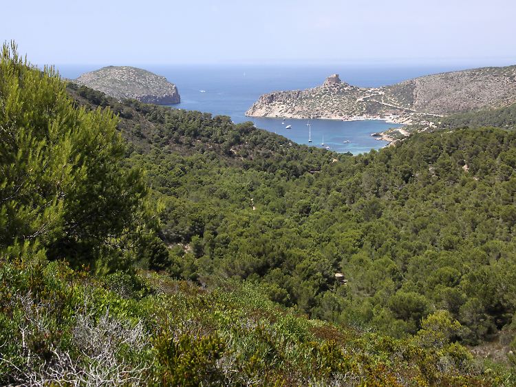 Beim Wandern auf Cabrera eröffnen sich immer wieder schöne Ausblicke.