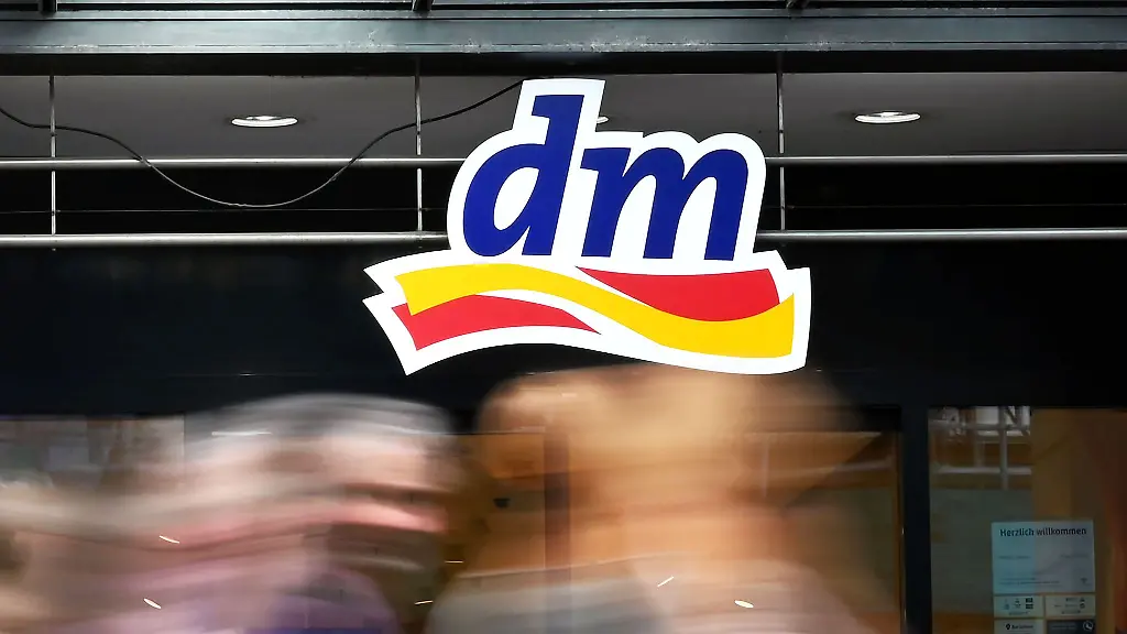 Aussenaufnahme-einer-Filiale-der-Drogeriemarktkette-dm-in-der-Karlsruher-Innenstadt
