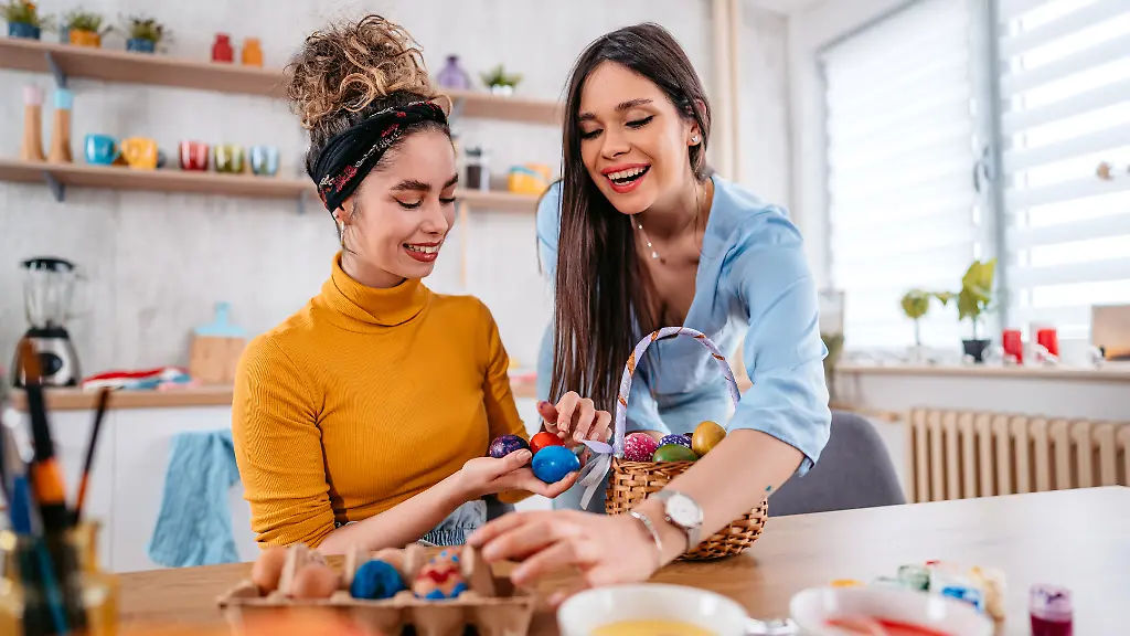 Ostergeschenke-fuer-Sie-Darueber-freuen-sich-Frauen-im-Osternest