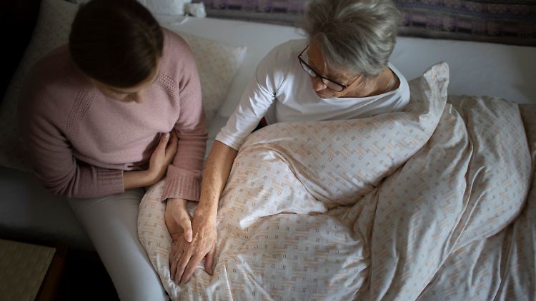 Kinder, die in die Pflege von Angehörigen eingebunden werden, müssen auch auf emotionaler Ebene Unterstützung geben.