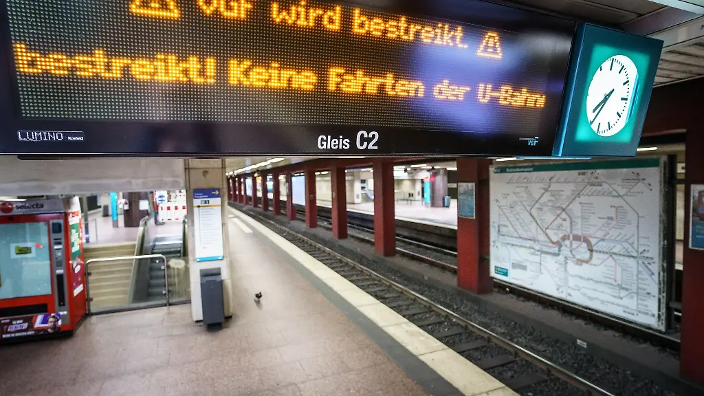Ein-leerer-Bahnsteig-in-Frankfurt