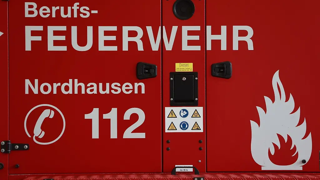 Blick-auf-einen-Geraetewagen-in-der-Feuerwache-in-Nordhausen
