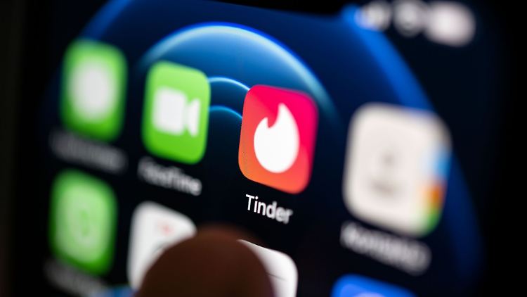 Auf der Dating-App Tinder soll die 26-jährige US-Amerikanerin einen Auftragsmörder gesucht haben.