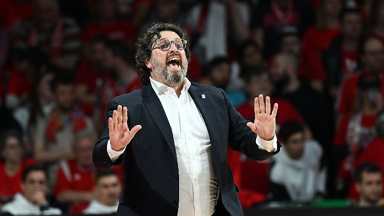 Bayern-Coach Andrea Trinchieri ist alles andere als zufrieden.