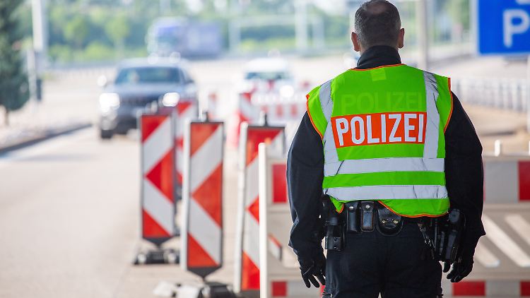 Deutlich drastischer als sonst: die Polizisten an der Schweizer Grenze.