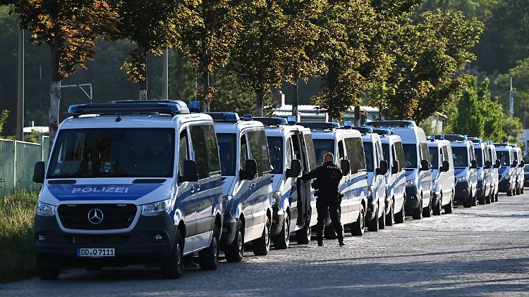 Die Behörden sind mit einem Großaufgebot im Einsatz.