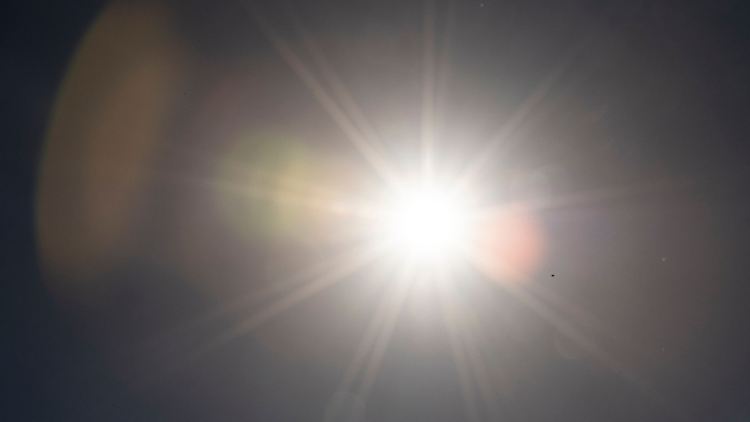 Die Sonne scheint am Himmel.