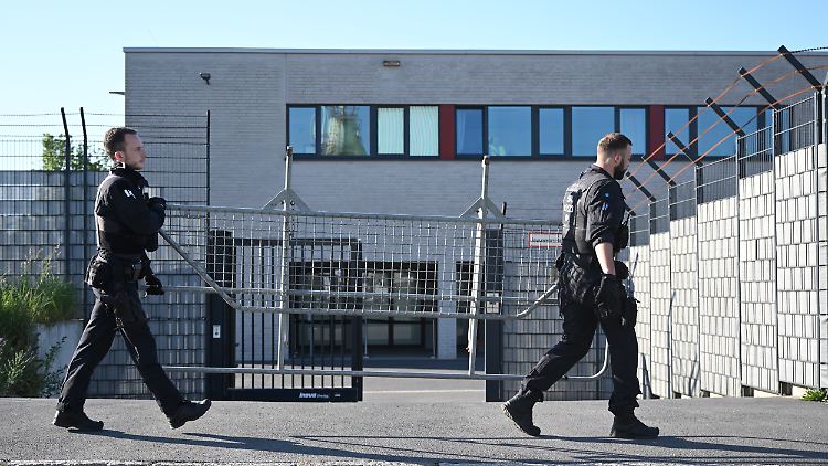 Polizeiaufgebot vor dem Oberlandesgericht Dresden. Die Angeklagte Lina E. sitzt seit November 2020 in Untersuchungshaft.