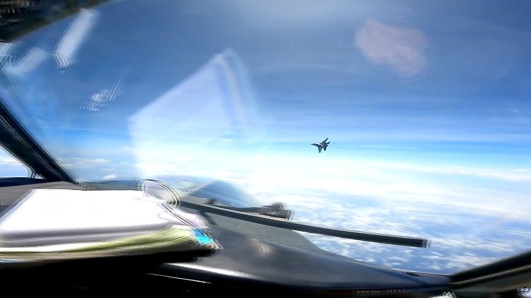 Dieses Bild aus einem von den USA zur Verfügung gestellten Video zeigt ein chinesisches J-16-Kampfflugzeug, das nahe an einem US-Aufklärungsflugzeug vorbeifliegt.