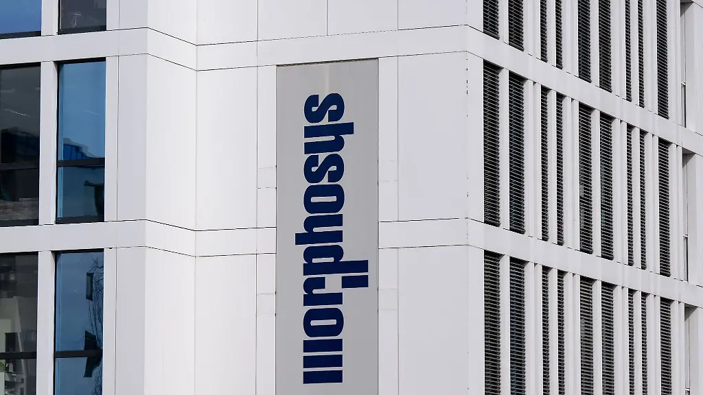 Das-Logo-des-Biotechnologieunternehmens-MorphoSys-AG-ist-an-der-Firmenzentrale-zu-sehen