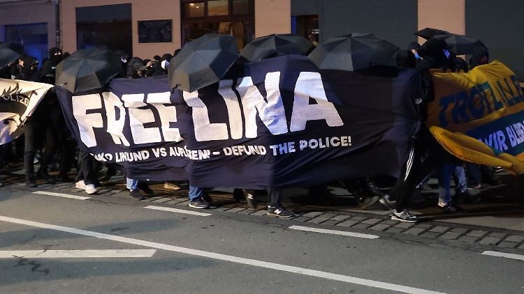 Solidaritätsbekundungen für die verurteilte Lina E. auf einer linken Demonstration im Januar in Leipzig.