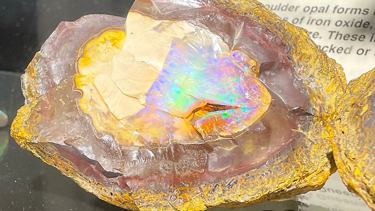 Ein unbearbeiteter Opal, der von seinem Muttergestein umgeben ist.