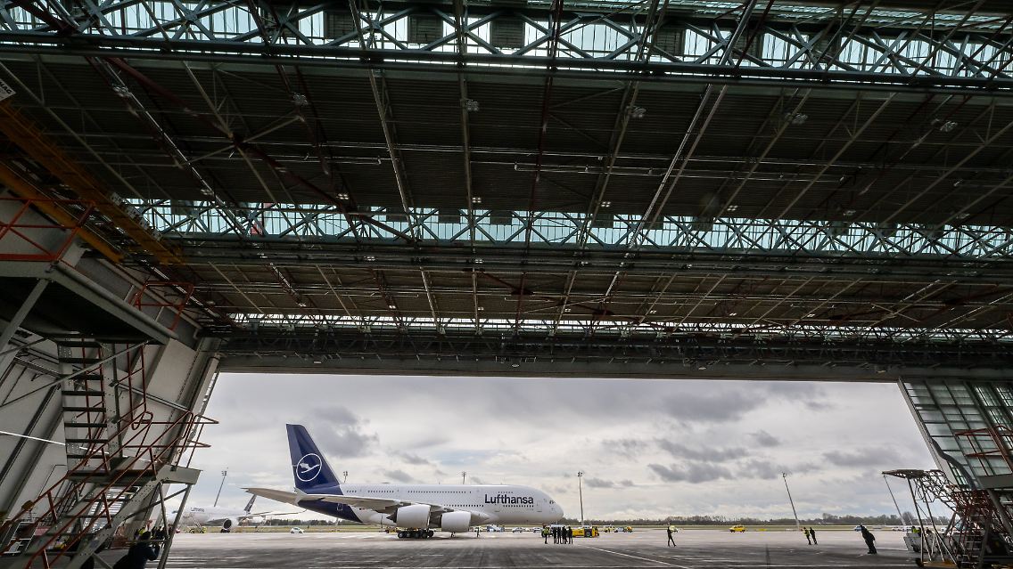Blasmusik darf nicht fehlen, wenn in München ein neuer Flugzeug-Typ zu einem Lufthansa-Linienflug abhebt. Wobei …
