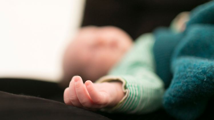 Babys sollten immer auf dem Rücken schlafen. Das senkt das Risiko eines plötzlichen Kindstods erheblich.
